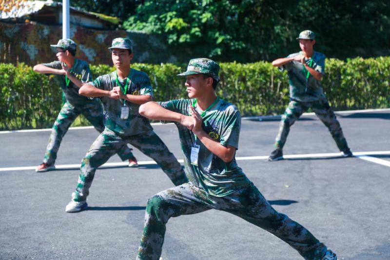 湖南亮剑军事夏令营让孩子学会谦让